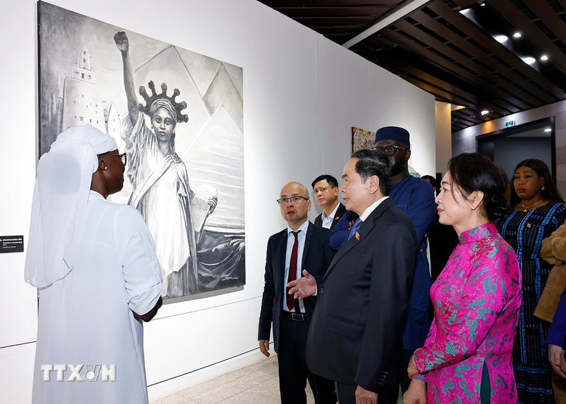Chủ tịch Quốc hội Trần Thanh Mẫn và Phu nhân tham quan Bảo tàng Văn minh châu Phi. (Ảnh: Doãn Tấn/TTXVN)