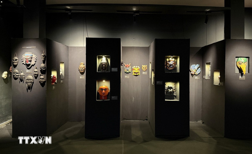 Các mặt nạ truyền thống châu Á được trưng bày tại triển lãm. (Ảnh: Ngọc Thúy/TTXVN)