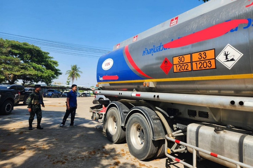 Các quan chức kiểm tra chiếc xe bồn buôn lậu nhiên liệu sang Myanmar tại khu vực biên giới Mae Sot ngày 22/3. (Ảnh: Bangkok Post)