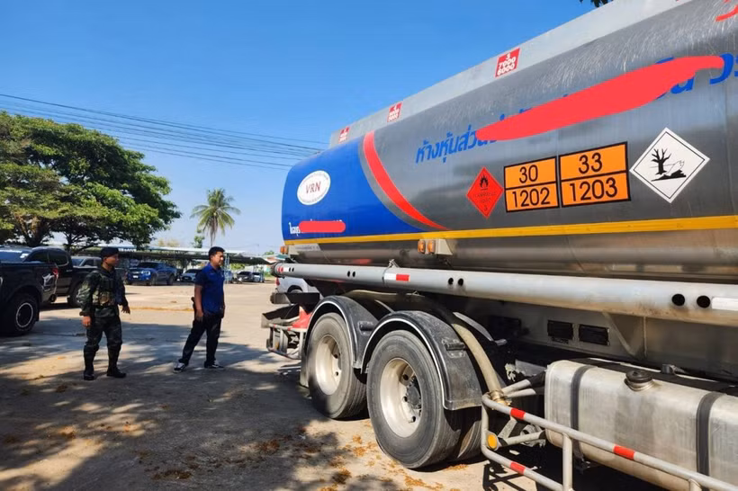 Các quan chức kiểm tra chiếc xe bồn buôn lậu nhiên liệu sang Myanmar tại khu vực biên giới Mae Sot ngày 22/3. (Ảnh: Bangkok Post)