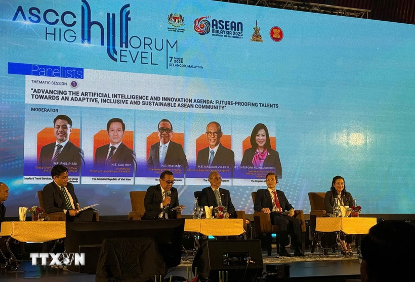 Thứ trưởng Bộ Nội vụ Cao Huy (thứ 2 từ phải sang) tham gia phiên tham luận tại Diễn đàn. (Ảnh: Bùi Hoàn/TTXVN)