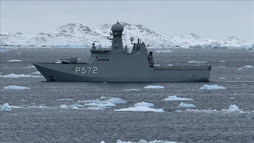Tàu Hải quân Hoàng gia Đan Mạch tuần tra quanh đảo Greenland ngày 16/3/2025. (Ảnh: AA)