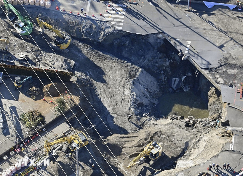 Hố tử thần tại nút giao ở thành phố Yashio, quận Saitama, Nhật Bản ngày 6/2/2025. (Ảnh: Kyodo/TTXVN)