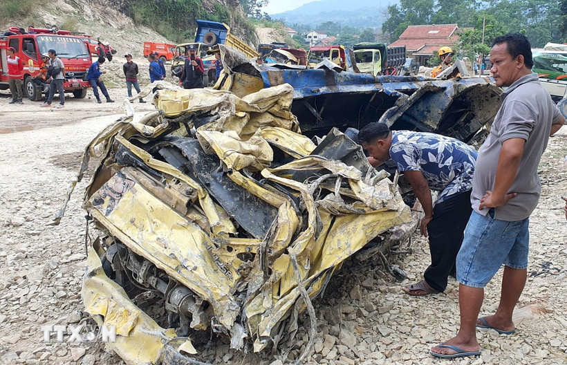 Phương tiện bị phá hủy do vụ lở đá tại Cirebon, Tây Java, Indonesia, ngày 31/5/2025. (Ảnh: THX/TTXVN)