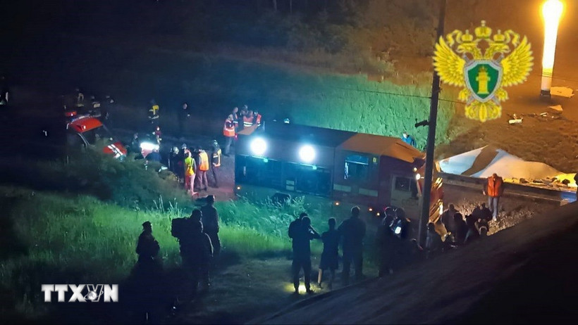 Lực lượng cứu hộ được làm nhiệm vụ tại hiện trường sập cầu khiến tàu khách bị vùi lấp ở Bryansk, Nga, ngày 1/6/2025. (Ảnh: THX/TTXVN)