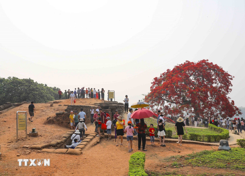 Du khách tham quan Di tích Đồi A1. (Ảnh: Xuân Tư/TTXVN)