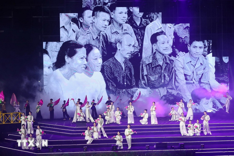 Chương trình nghệ thuật ''Hẹn ước Bắc-Nam'' là một hành trình trở về lịch sử. (Ảnh: Trọng Đức/TTXVN)