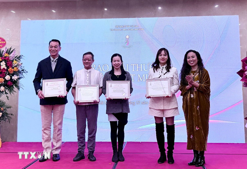 Ban tổ chức trao Giải A cho các tác giả. (Ảnh: Phương Lan/TTXVN)