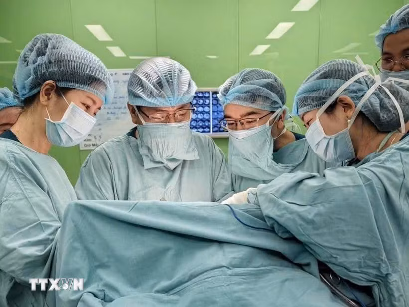 Các bác sỹ Bệnh viện Nhi đồng 1 Thành phố Hồ Chí Minh phẫu thuật cho bệnh nhi. (Ảnh: TTXVN phát)