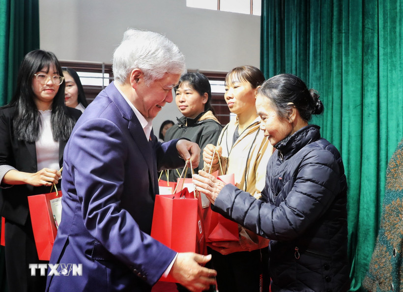 Phó Chủ tịch Thường trực Quốc hội Đỗ Văn Chiến cùng lãnh đạo tỉnh Bắc Ninh trao quà cho các hộ nghèo trên địa bàn phường Bắc Giang. (Ảnh: Danh Lam/TTXVN)