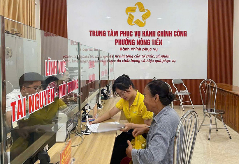 Hỗ trợ người dân làm thủ tục hành chính tại phường Nông Tiến, tỉnh Tuyên Quang. (Nguồn: Cổng thông tin điện tử tỉnh Tuyên Quang)