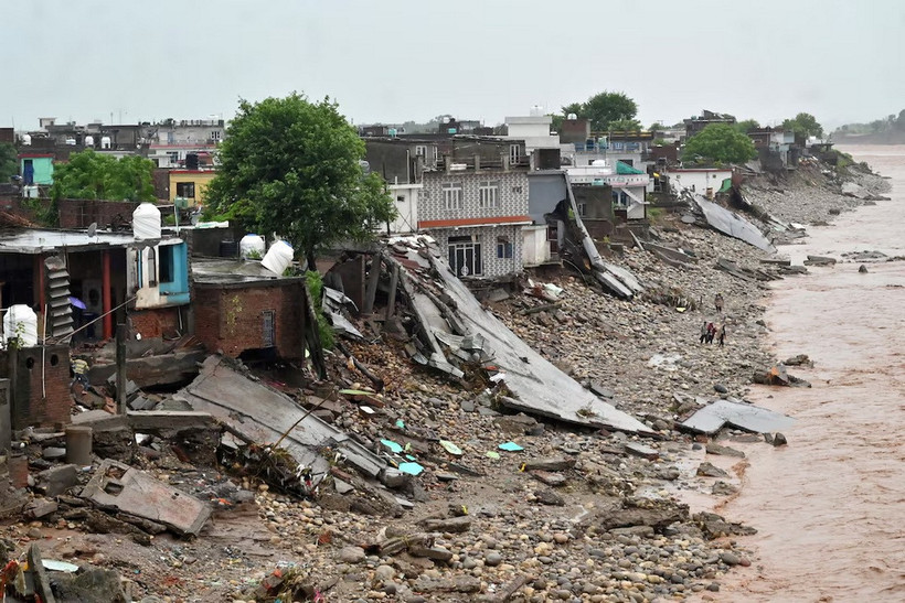 Mưa lũ gây sạt lở tại Jammu, Kashmir, Ấn Độ, ngày 27/8. (Ảnh: Reuters)