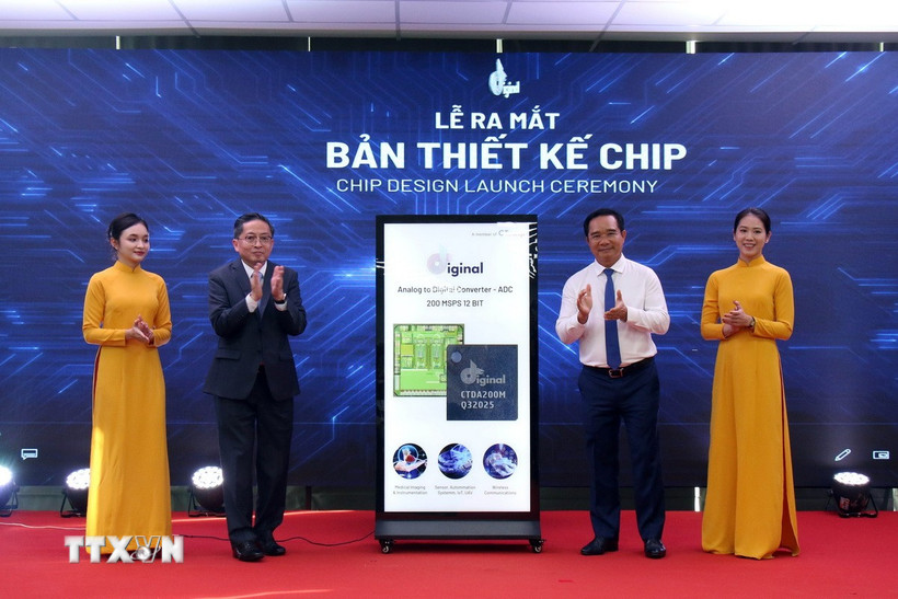 Chủ tịch UBND Thành phố Hồ Chí Minh và Chủ tịch CT Group thực hiện nghi thức ra mắt bản thiết kế chip. (Ảnh: Tiến Lực/TTXVN)