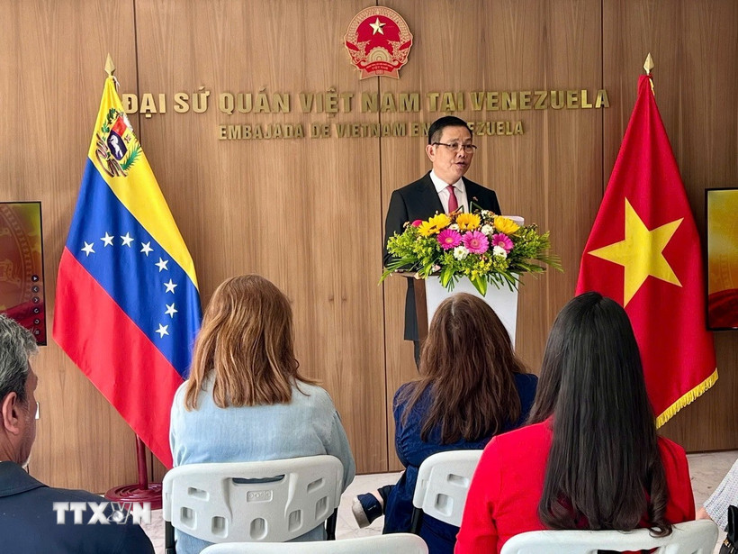 Đại sứ Vũ Trung Mỹ trả lời câu hỏi của truyền thông tại sự kiện. (Ảnh: TTXVN phát)