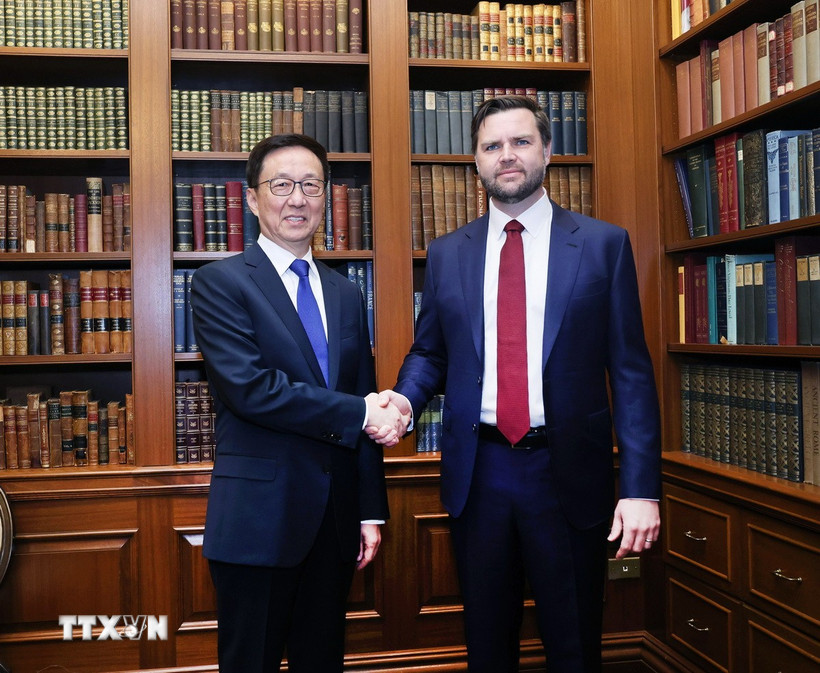 Phó Tổng thống đắc cử Mỹ J.D. Vance (phải) và Phó Chủ tịch Trung Quốc Hàn Chính tại cuộc gặp ở Washington, D.C., Mỹ, ngày 19/1/2025. (Ảnh: THX/TTXVN)