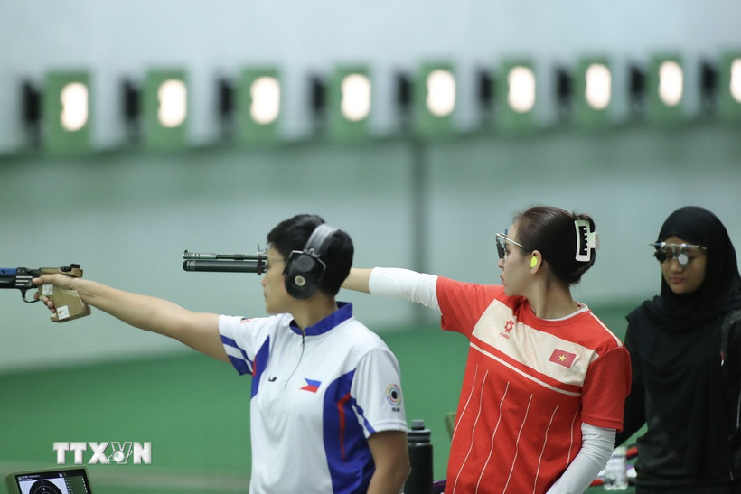 SEA Games 33: Bắn súng Việt Nam phá kỷ lục, Cầu mây nữ giành Huy chương Bạc Xạ thủ Trịnh Thu Vinh thi đấu nội dung đồng đội 10m súng ngắn hơi nữ. (Ảnh: Minh Quyết/TTXVN)