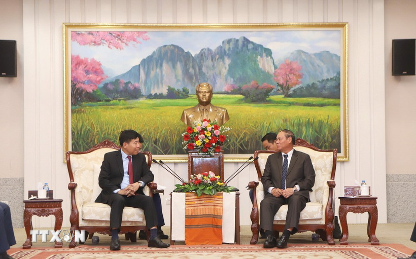 Thường trực Ban Bí thư Lào Vilay Lakhamphong (phải) tiếp Thứ trưởng Bộ ngoại giao Nguyễn Mạnh Cường. (Ảnh: Xuân Tú/TTXVN)