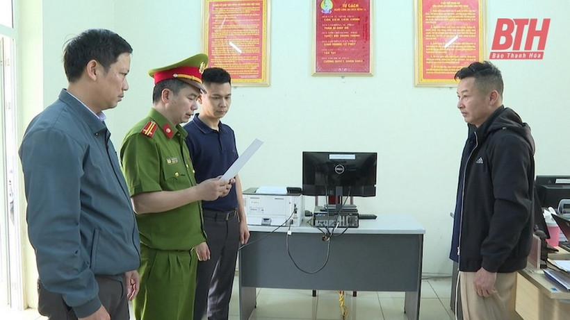 Tống đạt quyết định khởi tố bị can đối với Trịnh Ngọc Cường và Vi Hồng Sao. (Ảnh: Báo Thanh Hóa)