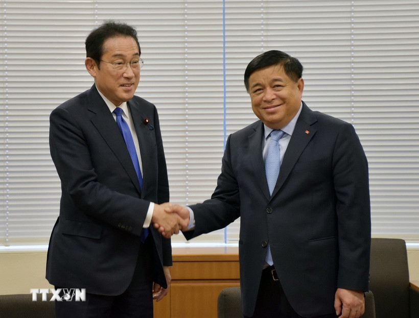 Phó Thủ tướng Nguyễn Chí Dũng gặp nguyên Thủ tướng Nhật Bản Kishida Fumio. (Ảnh: Nguyễn Tuyến/TTXVN)