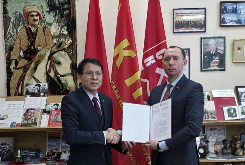 Ông Sergei Syrankov, Bí thư thứ nhất Ban chấp hành Đảng Cộng sản Belarus trao thư chúc mừng Đại hội đại biểu toàn quốc lần thứ XIV cho Đại sứ Việt Nam tại Belarus Nguyễn Văn Trung. (Ảnh: Báo Quốc tế)