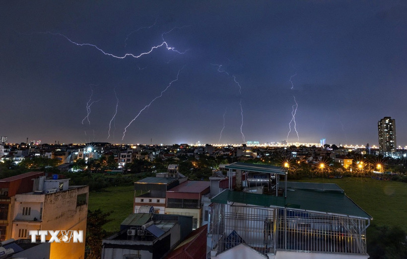 Mưa lớn kèm theo sấm, chớp xuất hiện tại nhiều khu vực ở Hà Nội. (Ảnh: Phạm Tuấn Anh/TTXVN)