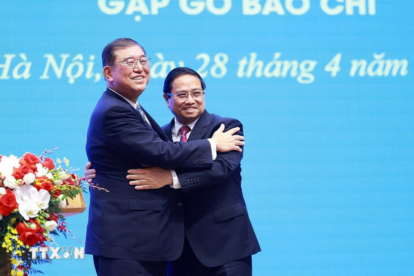 Thủ tướng Phạm Minh Chính và Thủ tướng Nhật Bản Ishiba Shigeru tại cuộc gặp gỡ báo chí hai nước. (Ảnh: Dương Giang/TTXVN)