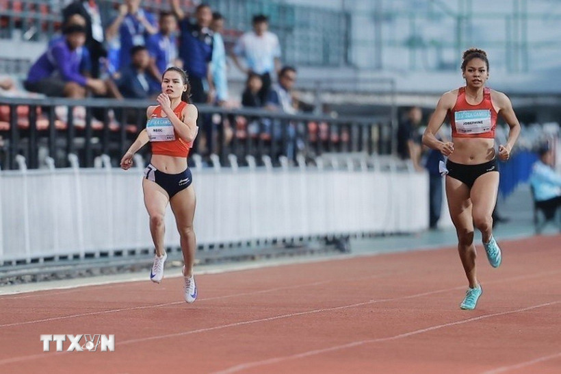 Nguyễn Thị Ngọc (trái) xuất sắc giành Huy chương Vàng nội dung chạy 400m nữ tại SEA Games 33 với thành tích 52,74 giây. (Ảnh: Minh Quyết/TTXVN)