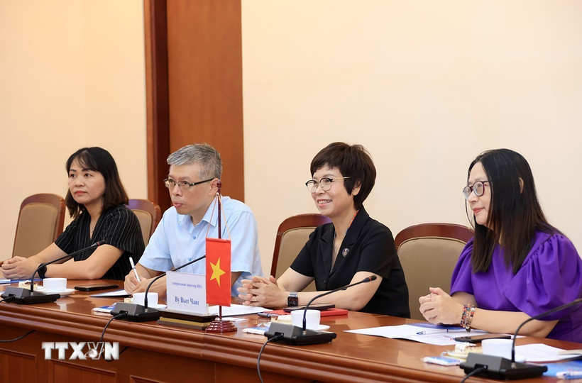 Tổng Giám đốc TTXVN Vũ Việt Trang và Chủ tịch Ủy ban Đối ngoại thành phố St. Petersburg Grigoriev Evghnhi Dmitrievic chụp ảnh chung. (Ảnh: Tuấn Anh/TTXVN)