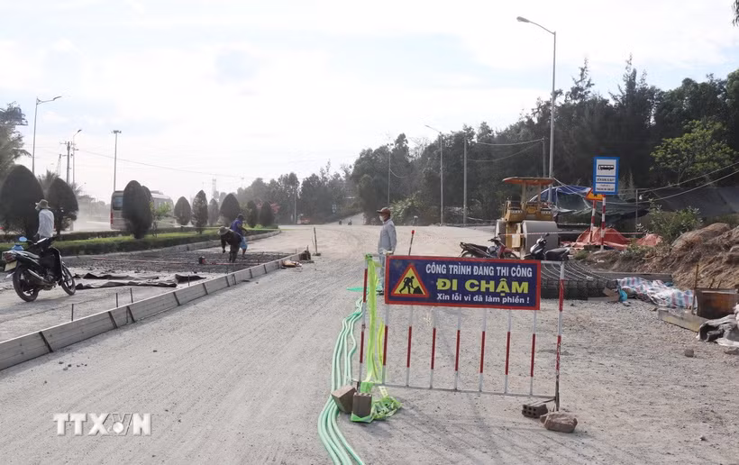 Quốc lộ 24C đoạn Km0+Km600 qua khu vực cảng Dung Quất, thôn Tuyết Diêm, xã Vạn Tường đã được san gạt sẵn sàng bêtông ximăng cốt thép. (Ảnh: Phạm Cường/TTXVN)