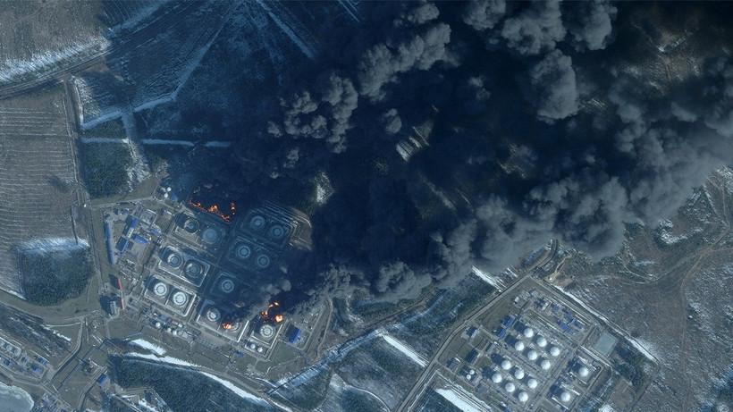 Khói bốc lên từ đám cháy kho chứa dầu của Nga tại Primorsk, ngày 23/3. (Ảnh: AFP)