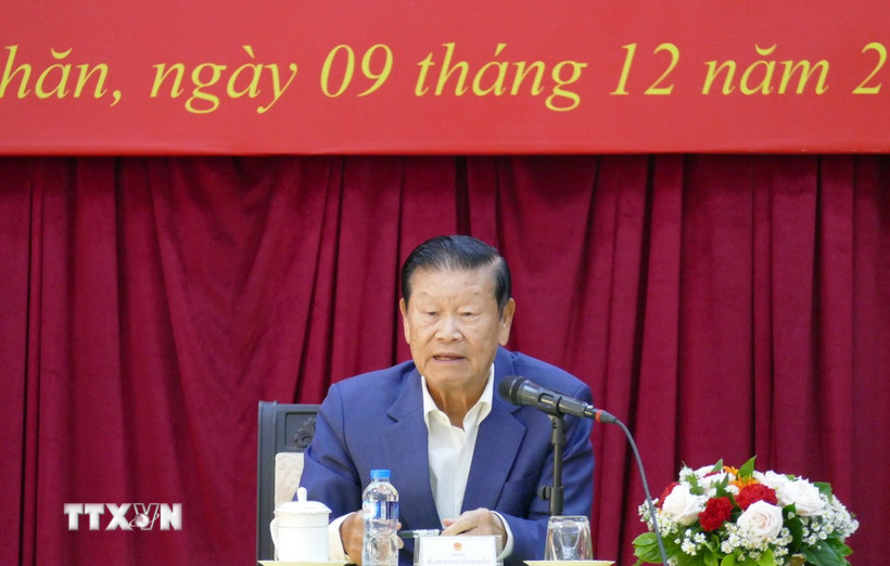 Đồng chí Somsavath Lengsavad, nguyên Ủy viên Bộ Chính trị, nguyên Phó Thủ tướng Chính phủ Lào nói chuyện về thân thế, sự nghiệp của Chủ tịch Kaysone Phomvihane và quan hệ Việt Nam-Lào. (Ảnh: Xuân Tú/TTXVN)