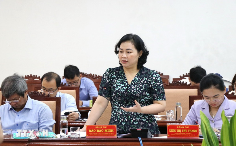 Bà Đào Bảo Minh, Trưởng Ban Nội chính Tỉnh ủy Phú Yên đóng góp ý kiến Văn kiện Đại hội. (Ảnh: Tường Quân/TTXVN)