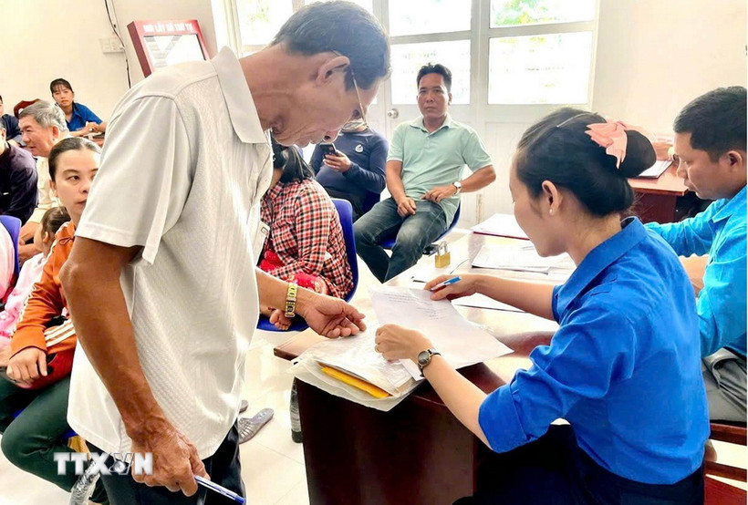 Đoàn thanh niên Phường Khánh Hòa, thành phố Cần Thơ tiên phong trong phong trào Bình dân học vụ số hỗ trợ người dân. (Ảnh: Trung Hiếu/TTXVN)