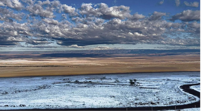 Tuyết phủ trên sa mạc khô cằn nhất thế giới Atacama ở phía bắc Chile. (Ảnh: AFP)