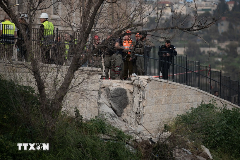 Bức tường bị hư hại do trúng tên lửa tại Jerusalem, ngày 20/3/2026. (Ảnh: THX/TTXVN)
