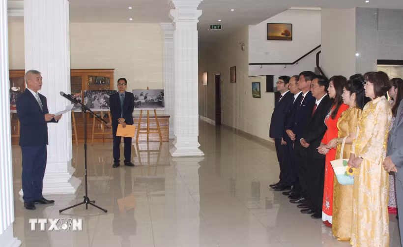 Quang cảnh lễ kỷ niệm 136 năm Ngày sinh Chủ tịch Hồ Chí Minh tại trụ sở Đại sứ quán Việt Nam ở thủ đô Phnom Penh. (Ảnh: Minh Hưng/TTXVN)