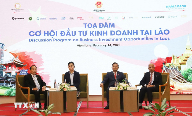 Lãnh đạo bộ, ngành liên quan của Lào và đại diện doanh nghiệp Việt Nam tại sự kiện. (Ảnh: Xuân Tú/TTXVN)