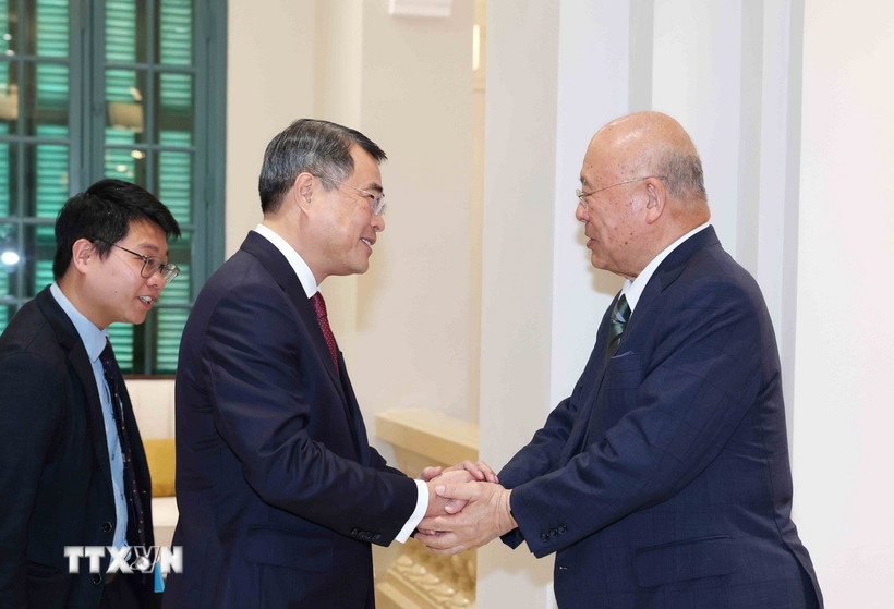 Trưởng Ban Tổ chức Trung ương Lê Minh Hưng tiếp Cố vấn đặc biệt Liên minh Nghị sĩ hữu nghị Nhật - Việt Takebe Tsutomo. (Ảnh: Phương Hoa/TTXVN)