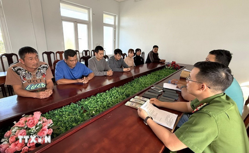 Công an tỉnh Đắk Lắk làm việc với các đối tượng liên quan trong vụ án. (Ảnh: TTXVN phát)