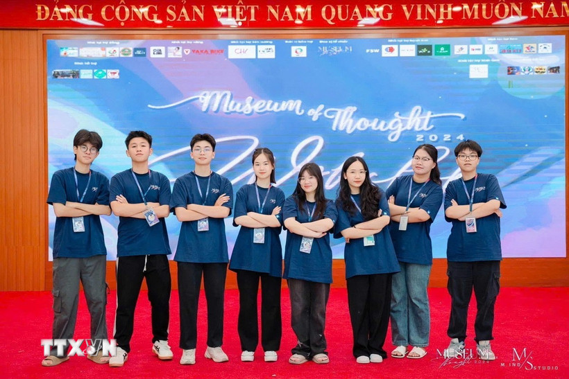 Em Nguyễn Lê Hiền Mai (thứ 4, từ trái sang) tham gia Ban tổ chức chương trình "Museum of Thought” - một dự án Trại Hè tâm lý học nhằm hỗ trợ tinh thần cho trẻ vị thành niên. (Ảnh: PV/TTXVN)