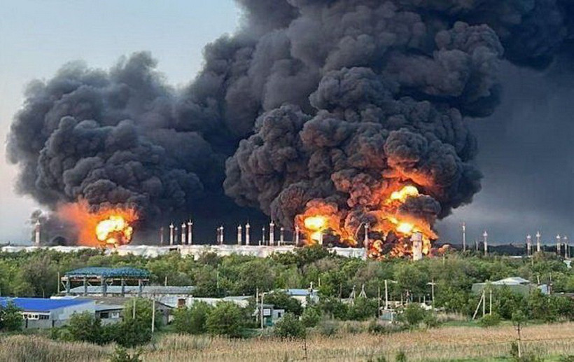 Lực lượng vũ trang Ukraine tấn công gây cháy kho dầu tại sân bay Engels ở tỉnh Saratov của Nga. (Ảnh: ukrinform)