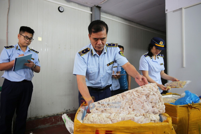 Lực lượng Quản lý thị trường kiểm tra, phát hiện hơn 2,1 tấn thực phẩm không rõ nguồn gốc, tại phường Cẩm Thủy, thành phố Cẩm Phả. (Ảnh: Báo Quảng Ninh)