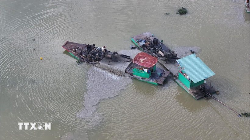 Ghe hút cát của Công ty Trách nhiệm hữu hạn Một thành viên Ngọc Trâm Anh Tây Ninh tại đoạn suối Chà Và (xã Tân Hòa) bị người dân phản ánh đục nước. (Ảnh: Thanh Tân/TTXVN)