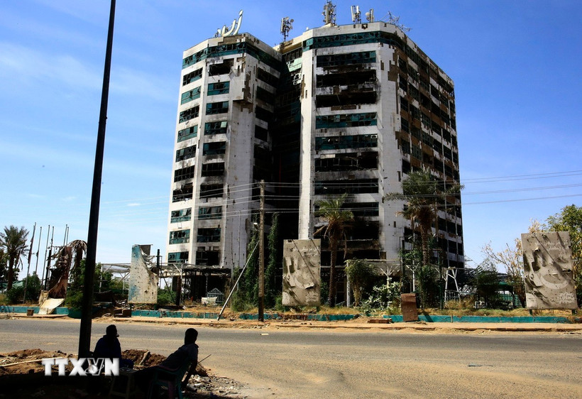 Hiện trường một tòa nhà bị hư hại do một cuộc tấn công tại Khartoum, Sudan. (Ảnh: THX/TTXVN)