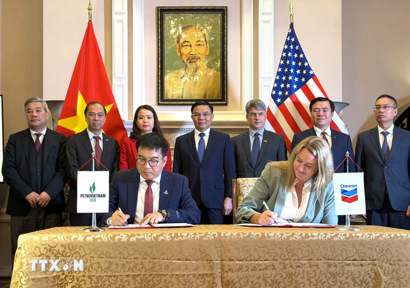 Đại diện Công ty Lọc hóa dầu Bình Sơn và đại diện tập đoàn năng lượng Chevron ký biên bản ghi nhớ. (Ảnh: Ngọc Quang/TTXVN)