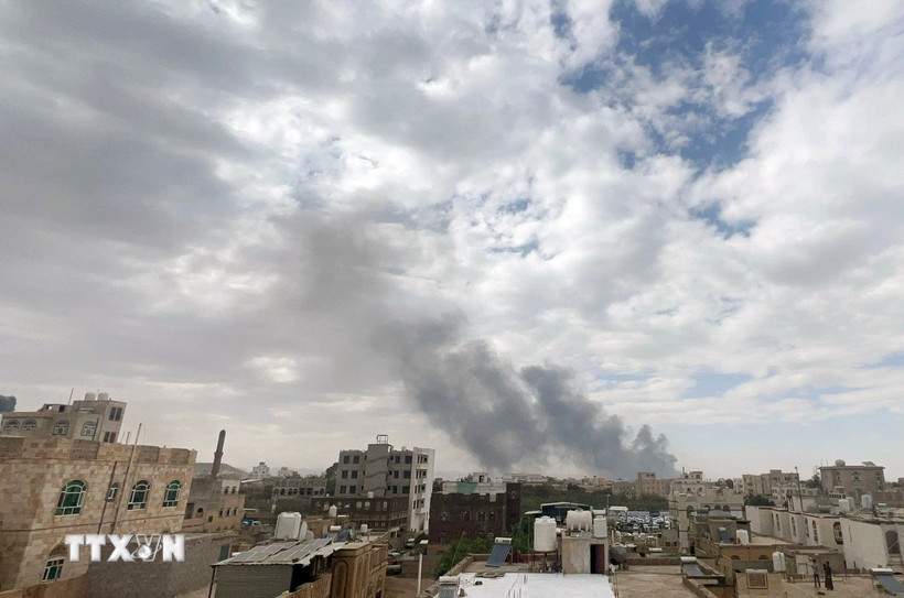 Khói bốc lên từ địa điểm ở Sanaa, Yemen sau cuộc không kích của Israel, ngày 6/5/2025. (Ảnh: THX/TTXVN)