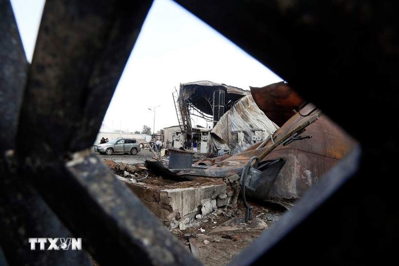 Trạm xăng bị phá hủy sau cuộc không kích của Israel tại Sanaa, Yemen. (Ảnh: THX/TTXVN)