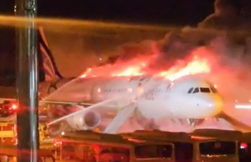 Lực lượng cứu hỏa nỗ lực dập tắt đám cháy bùng phát trên máy bay chở khách của hãng Air Busan tại Sân bay quốc tế Gimhae ngày 28/1. (Ảnh: Yonhap)