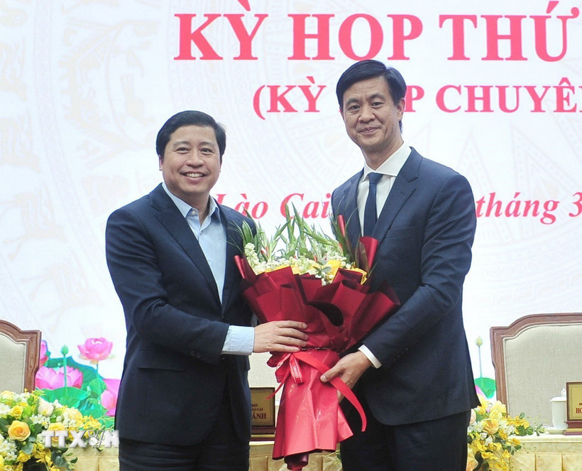 Đồng chí Dương Quốc Huy, Ủy viên Ban Chấp hành Trung ương Đảng, Bí thư Tỉnh ủy tặng hoa chúc mừng đồng chí Phan Trung Bá. (Ảnh: Tuấn Khôi/TTXVN)