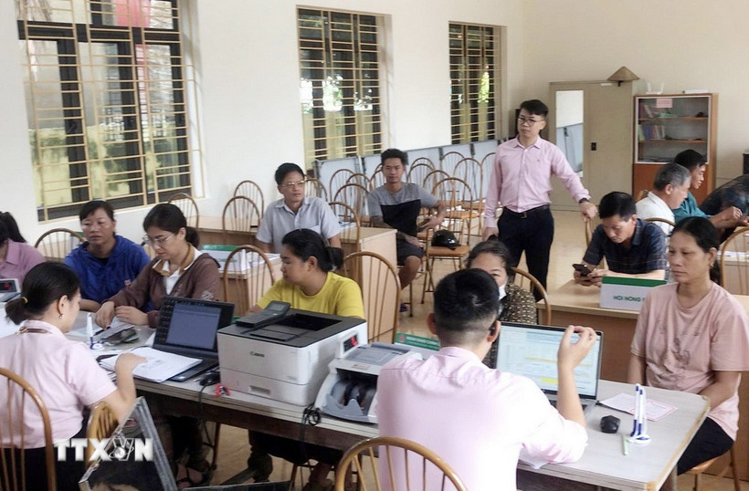 Phòng giao dịch Ngân hàng Chính sách xã hội Cát Hải (Hải Phòng) hỗ trợ người dân. (Ảnh Tiến Vĩnh/TTXVN)